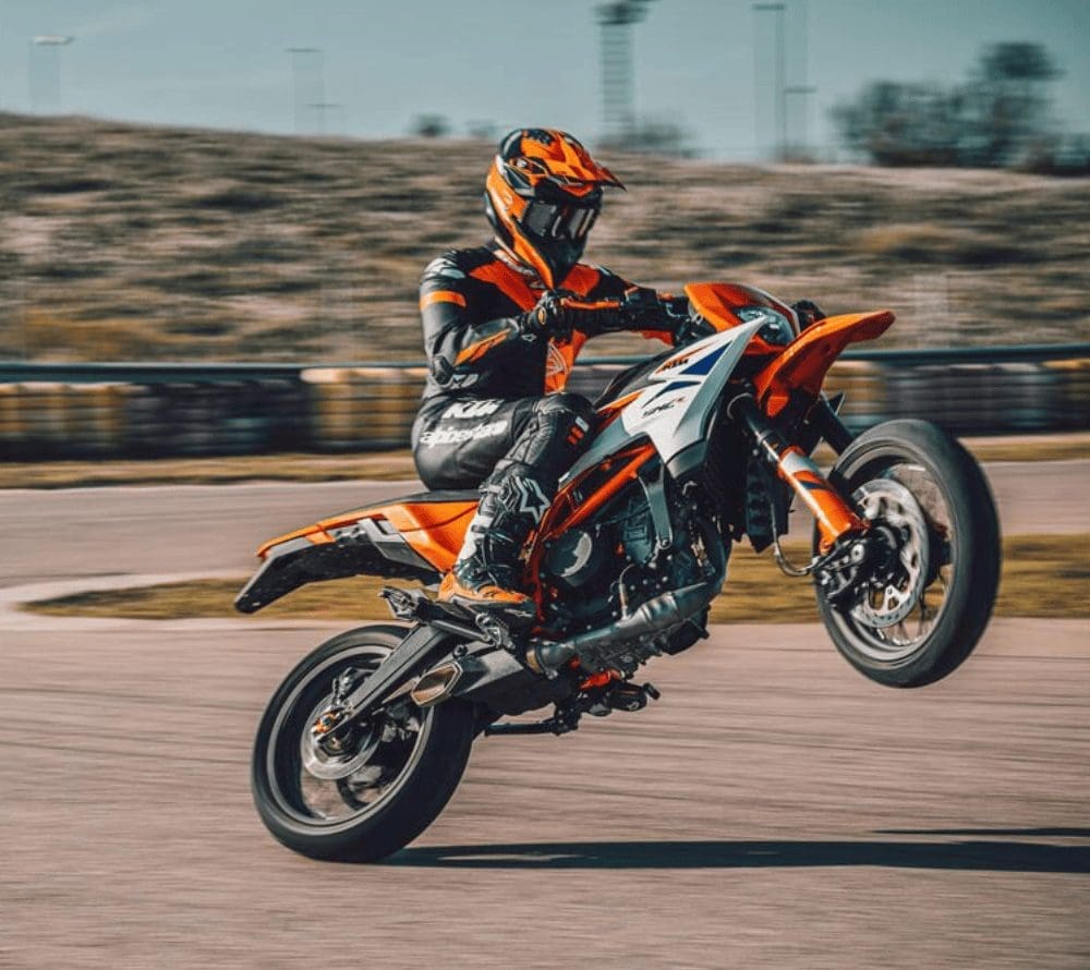 מפלצת הסופרמוטו: KTM 390 SMC-R נוחת בישראל