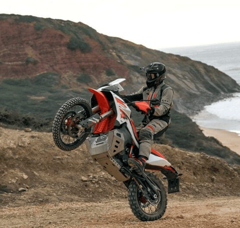 השקה מרגשת: KTM 890 ADVENTURE R המעודכן מגיע לישראל עם יכולות שטח משודרגות ועיצוב חדש לשנת 2026