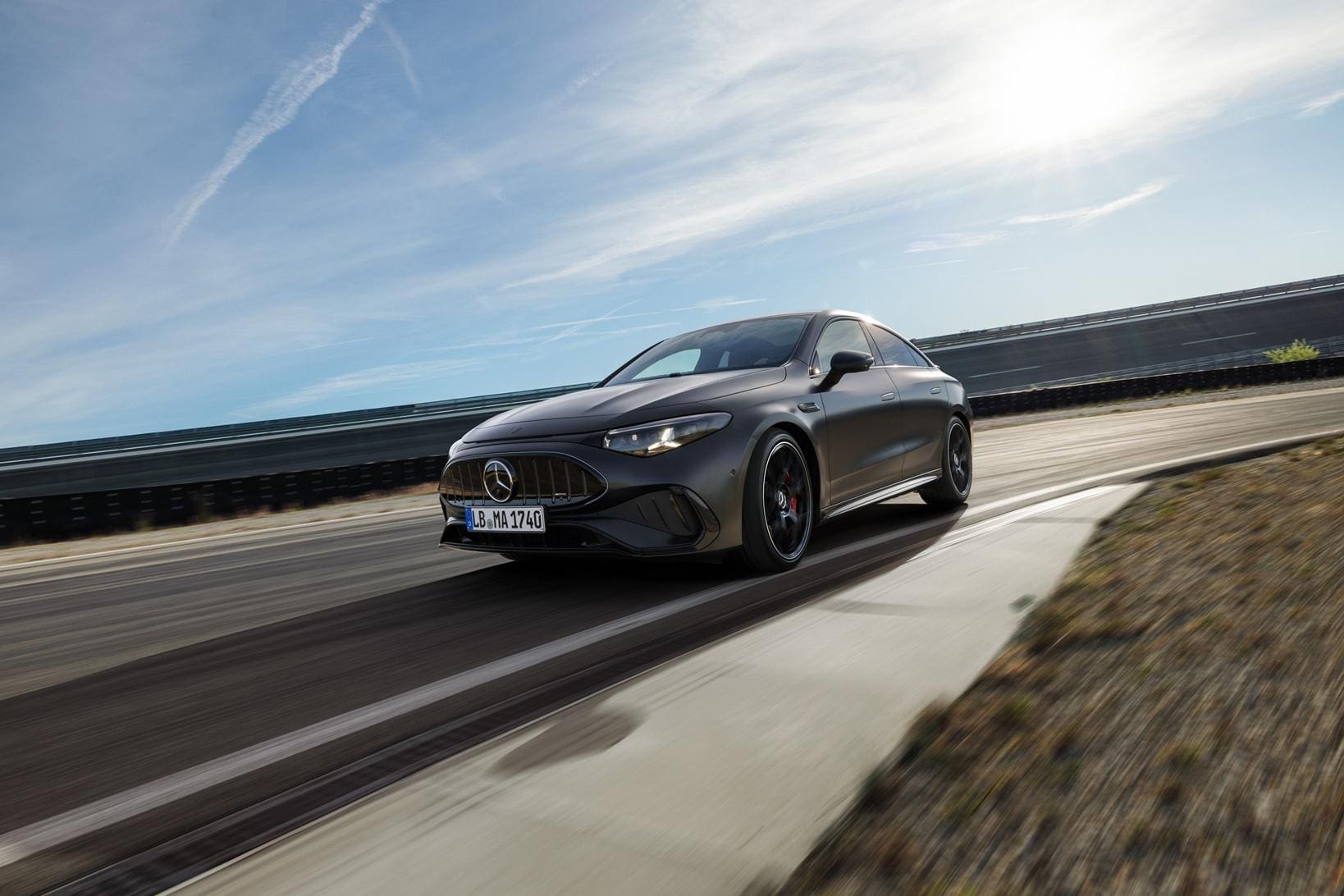 מרצדס-AMG CLA 45 4MATIC+ החדשה: 680 כוחות סוס, שלושה מנועים חשמליים וטכנולוגיה שמגדירה מחדש את מכוניות הביצועים