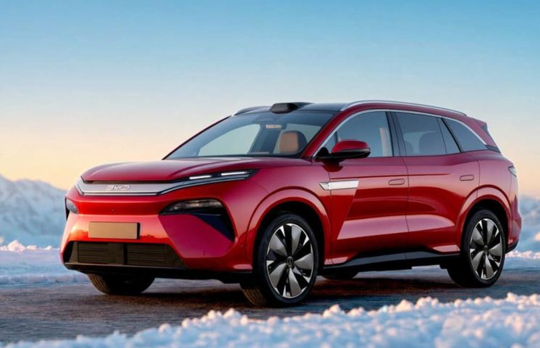 BYD חושפת בתערוכת פריז את ATTO 8: רכב פנאי חשמלי עם שבעה מושבים וטעינה מ-10% ל-97% בתשע דקות