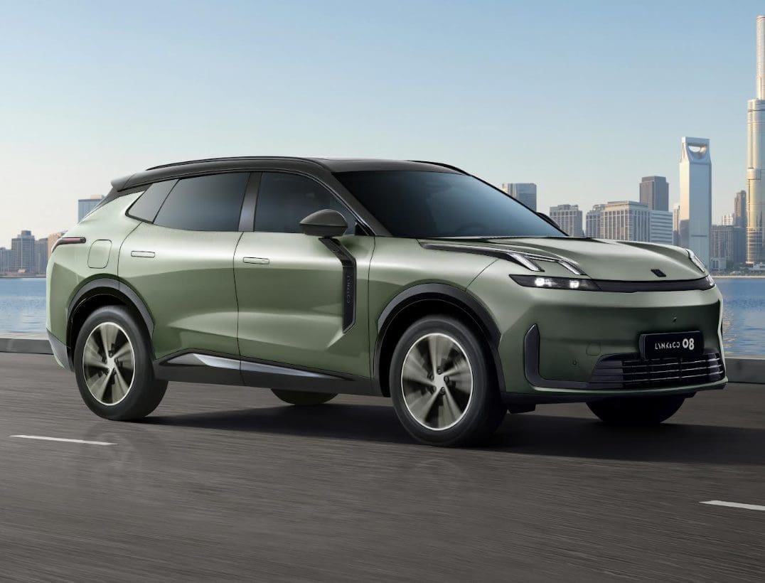 Lynk & Co 08 חוצה את רף 200 אלף המסירות בעולם: שני שיאי גינס, טווח חשמלי של 293 ק"מ וחמישה כוכבי בטיחות